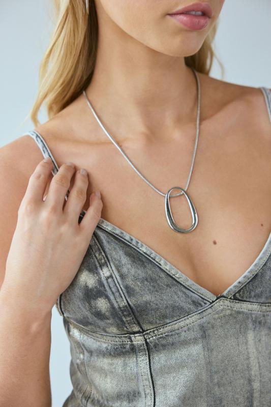 Suki Oblong Pendant Chain Necklace | Urban Outfitters Taiwan