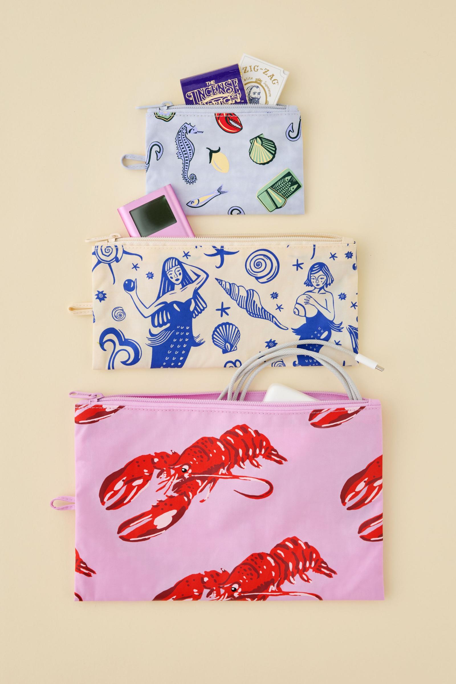 BAGGUフラット ポーチ セット | Urban Outfitters 日本公式
