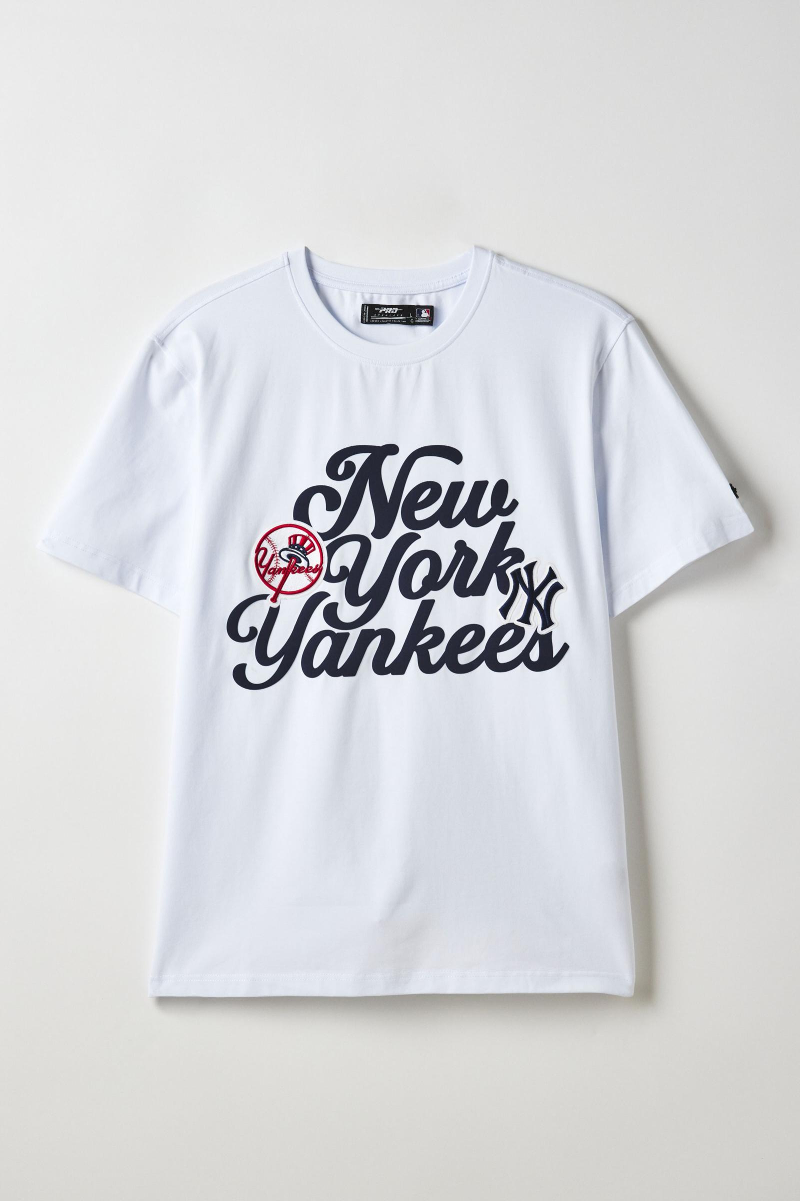 ★米国発*UrbanOutfitters*新作*Pro Standard NY YankeesTシャツ Pro Standard MLB New York Yankees Logo Graphic Tee | Urban