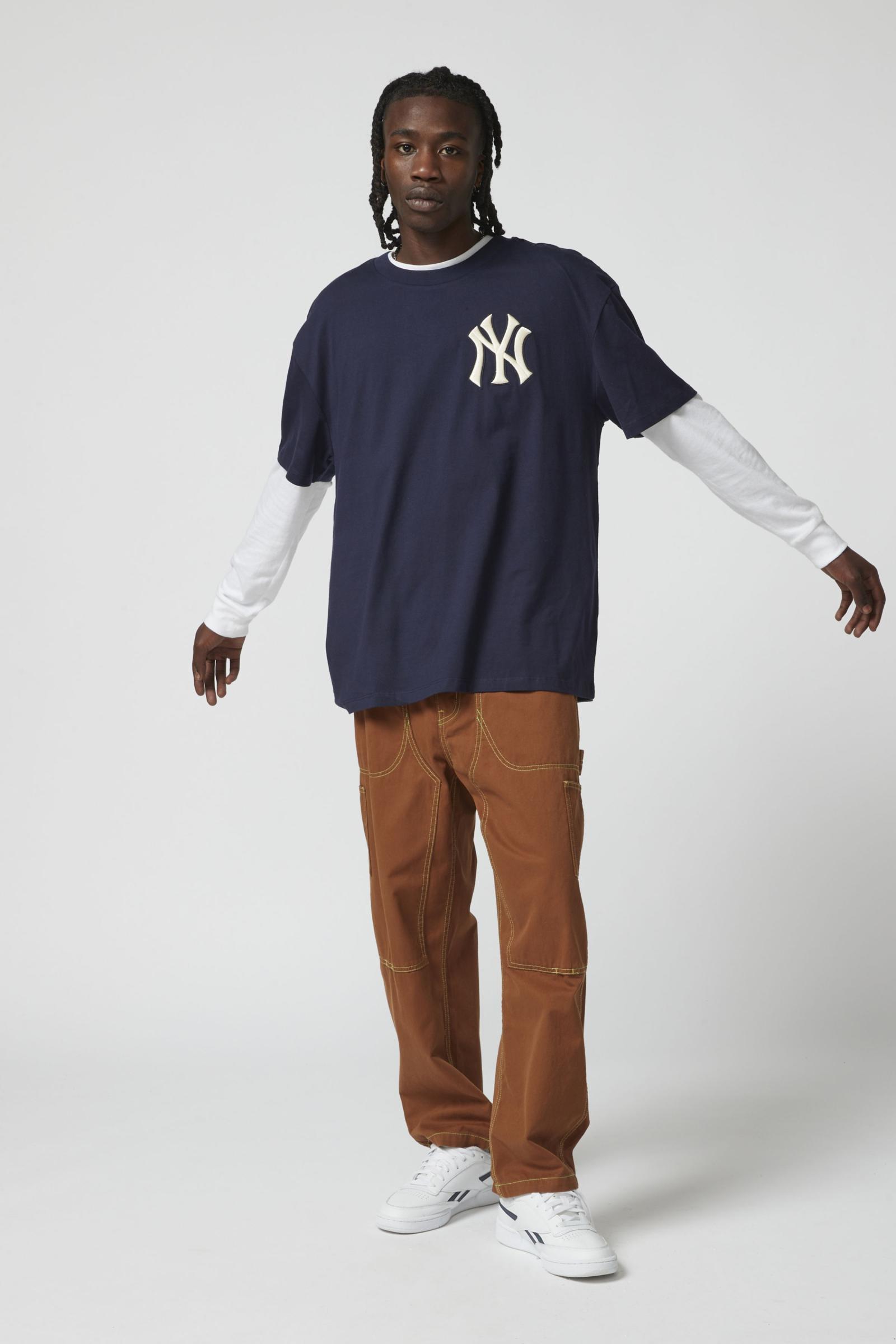 ★米国発*UrbanOutfitters*新作*Pro Standard NY YankeesTシャツ Pro Standard New York Yankees MLB Essential Logo Tee | Urban