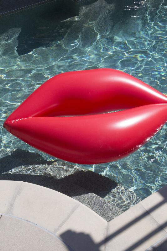 FUNBOY Lip Pool Float